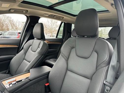 2024 Volvo XC90 B5 Plus Bright Theme