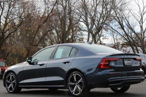 2023 Volvo S60 B5 Plus Dark Theme