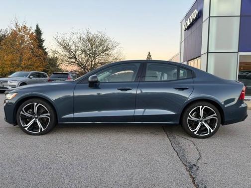2023 Volvo S60 B5 Plus Dark Theme