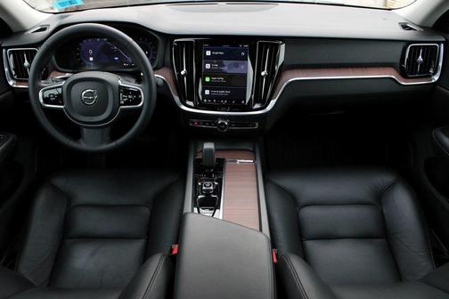 2023 Volvo S60 B5 Plus Dark Theme
