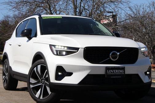 2025 Volvo XC40 B5 Plus Dark Theme
