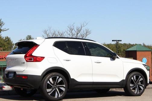 2025 Volvo XC40 B5 Plus Dark Theme