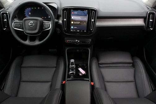 2025 Volvo XC40 B5 Ultra Bright Theme