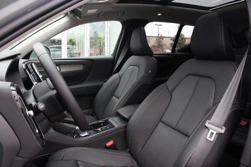 2025 Volvo XC40 B5 Ultra Bright Theme