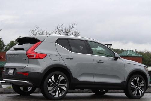 2025 Volvo XC40 B5 Ultra Bright Theme