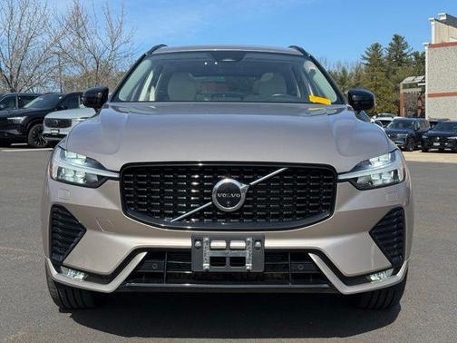 Bright 2023 Volvo XC60 B5 Plus Dark Theme