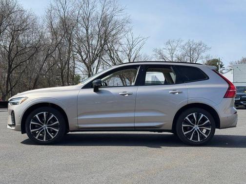 Bright 2023 Volvo XC60 B5 Plus Dark Theme