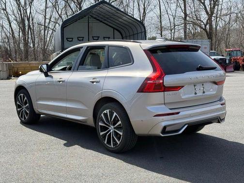 Bright 2023 Volvo XC60 B5 Plus Dark Theme