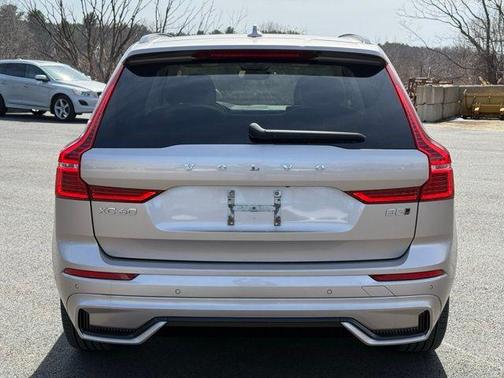 Bright 2023 Volvo XC60 B5 Plus Dark Theme