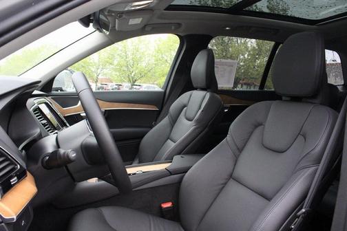2024 Volvo XC90 B5 Plus Bright Theme