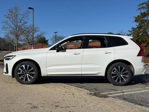 2025 Volvo XC60 B5 Plus