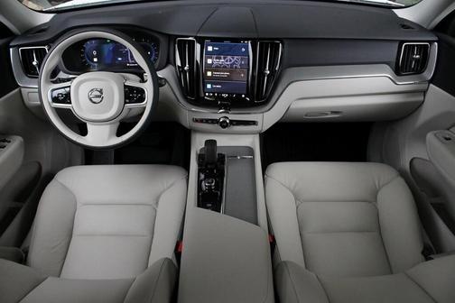 2025 Volvo XC60 B5 Plus