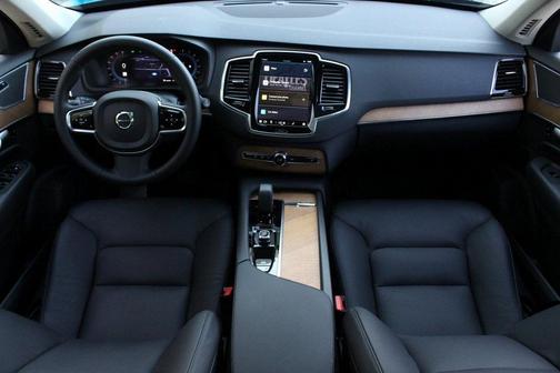2024 Volvo XC90 B5 Plus Bright Theme