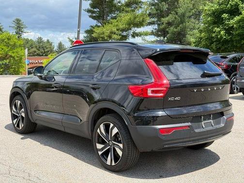 Onyx Black Metallic 2023 Volvo XC40 B5 Plus Dark Theme
