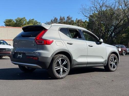 2025 Volvo XC40 B5 Core Bright Theme
