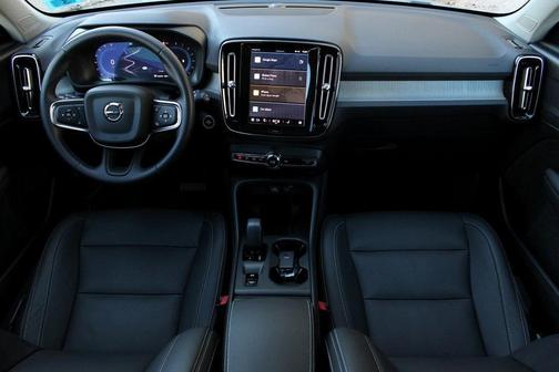 2025 Volvo XC40 B5 Core Bright Theme