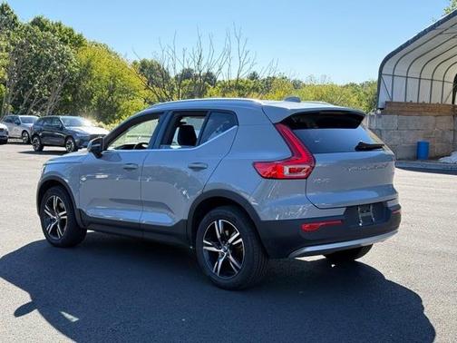 2025 Volvo XC40 B5 Core Bright Theme