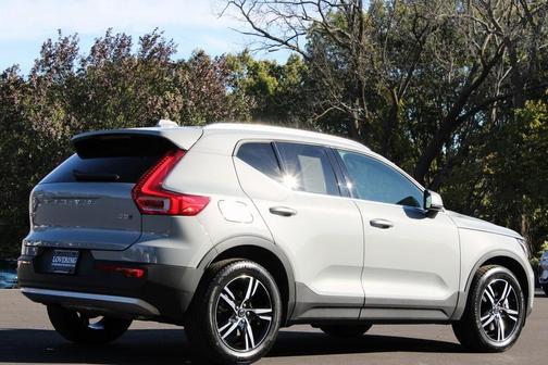 2025 Volvo XC40 B5 Core Bright Theme