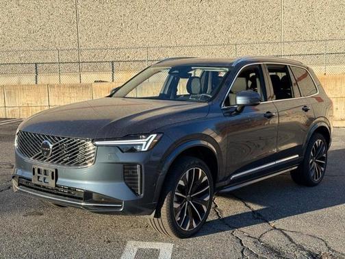2025 Volvo XC90 B5 Plus