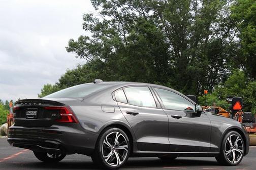 2024 Volvo S60 B5 Ultimate Dark Theme