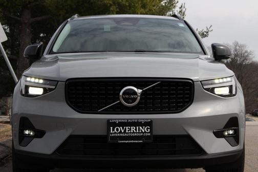 2025 Volvo XC40 B5 Ultra Dark Theme