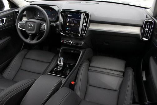 2025 Volvo XC40 B5 Ultra Dark Theme