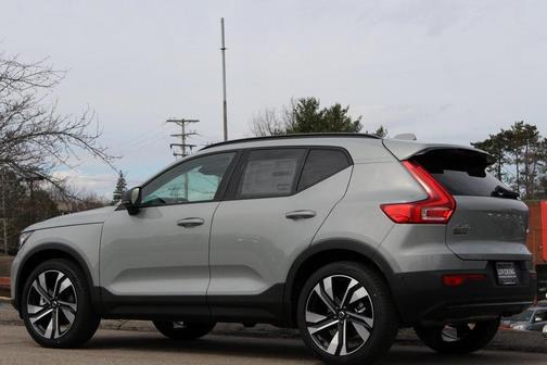 2025 Volvo XC40 B5 Ultra Dark Theme