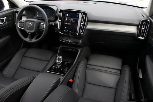 2025 Volvo XC40 B5 Ultra Dark Theme