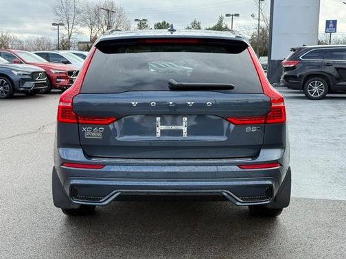 2023 Volvo XC60 B5 Ultimate Dark Theme