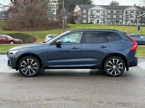 2023 Volvo XC60 B5 Ultimate Dark Theme