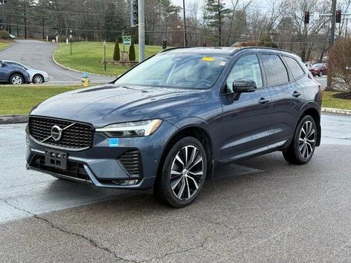2023 Volvo XC60 B5 Ultimate Dark Theme