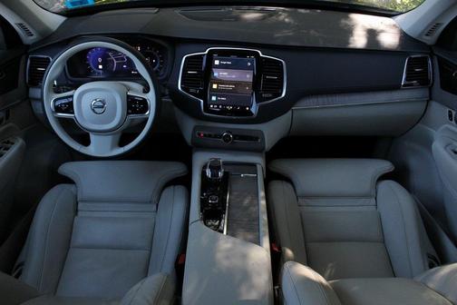 2024 Volvo XC90 B6 Ultimate Bright Theme 6-Seater