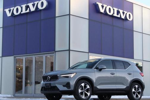 2025 Volvo XC40 B5 Core Bright Theme