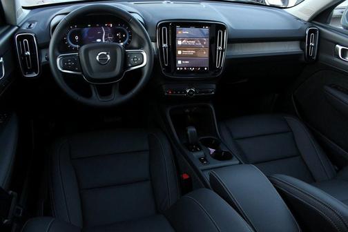2025 Volvo XC40 B5 Core Bright Theme