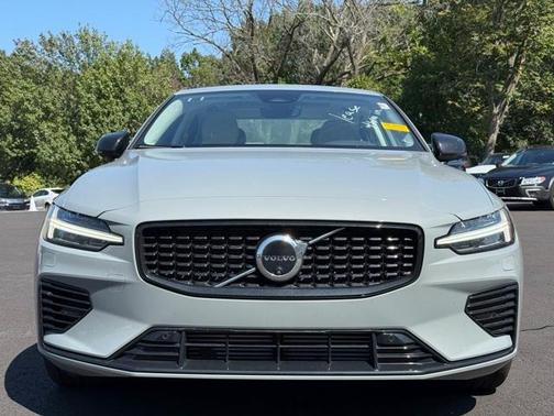 2024 Volvo S60 Recharge Plug-In Hybrid T8 Plus Dark Theme