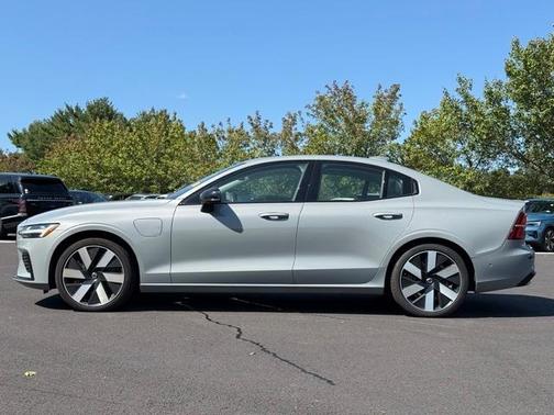 2024 Volvo S60 Recharge Plug-In Hybrid T8 Plus Dark Theme