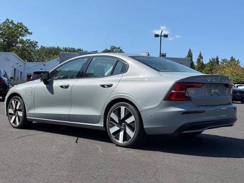 2024 Volvo S60 Recharge Plug-In Hybrid T8 Plus Dark Theme