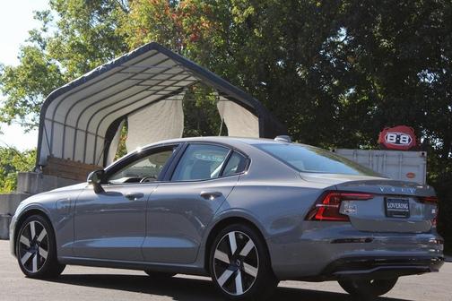 2024 Volvo S60 Recharge Plug-In Hybrid T8 Plus Dark Theme