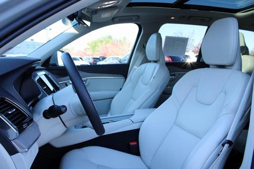 2025 Volvo XC90 B6 Plus 6-Seater