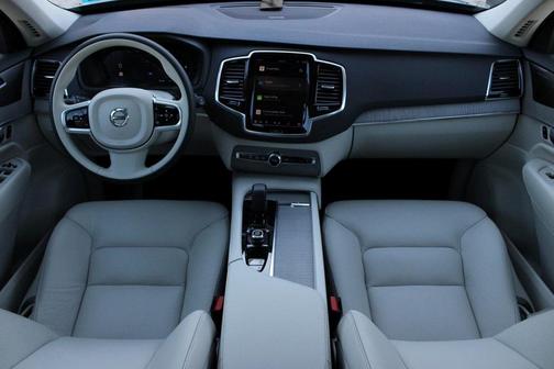 2025 Volvo XC90 B6 Plus 6-Seater