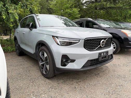Metallic 2026 Volvo XC40 B5 Plus