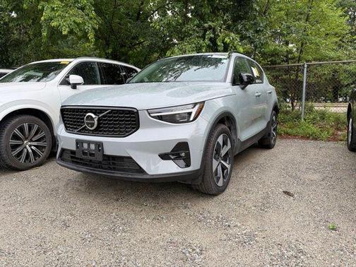 Metallic 2026 Volvo XC40 B5 Plus