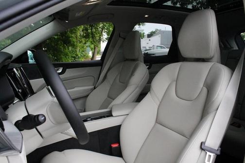 2025 Volvo XC60 B5 Plus