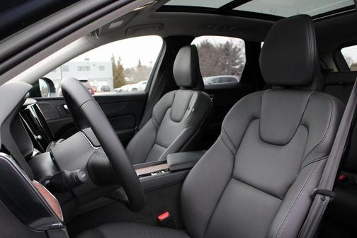 2023 Volvo XC60 B5 Plus Dark Theme