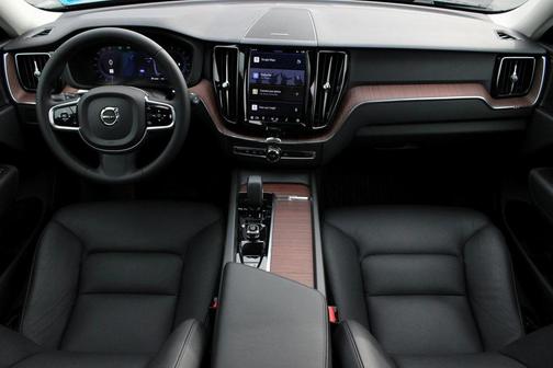 2023 Volvo XC60 B5 Plus Dark Theme