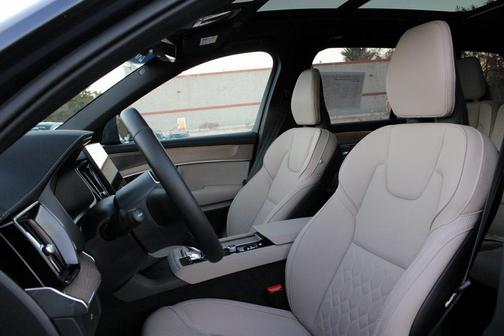 2025 Volvo XC90 B6 Plus 7-Seater