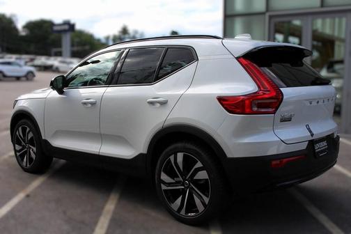 2025 Volvo XC40 B5 Plus Dark Theme
