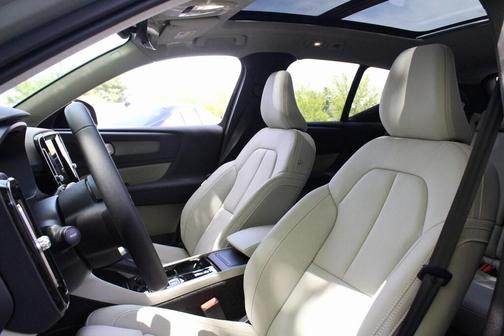 2025 Volvo XC40 B5 Plus Dark Theme