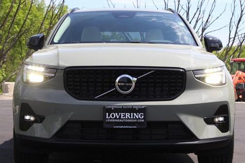 2025 Volvo XC40 B5 Plus Dark Theme