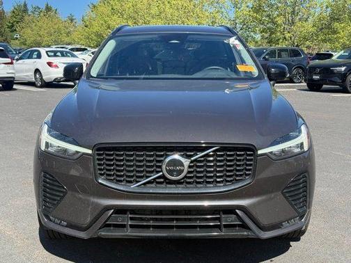 Platinum Gray Metallic 2025 Volvo XC60 B5 Plus